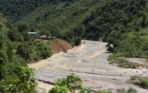 kinh hoang giay phut cau sap khien nuoc lu cuon 2 quan nhan campuchia