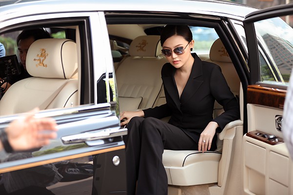 nhan sac cua nu hoang sac dep toan cau sau khi lay chong giau su va sinh con