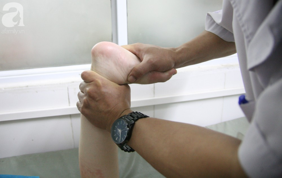 ha noi tieng thet xe long cua be gai 10 tuoi bi bai nao thich nghe nhac vang trong can phong nho o benh vien