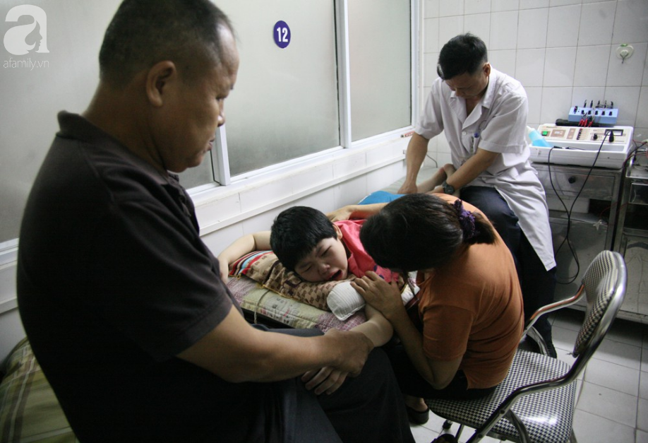 ha noi tieng thet xe long cua be gai 10 tuoi bi bai nao thich nghe nhac vang trong can phong nho o benh vien