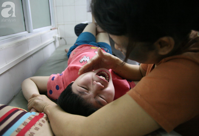 ha noi tieng thet xe long cua be gai 10 tuoi bi bai nao thich nghe nhac vang trong can phong nho o benh vien