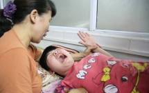 ha noi tieng thet xe long cua be gai 10 tuoi bi bai nao thich nghe nhac vang trong can phong nho o benh vien