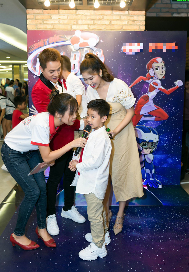 ba xa dang khoi gay chu y voi ve ngoai tre trung xinh dep