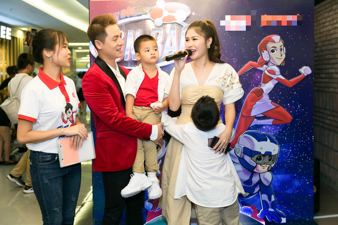 ba xa dang khoi gay chu y voi ve ngoai tre trung xinh dep