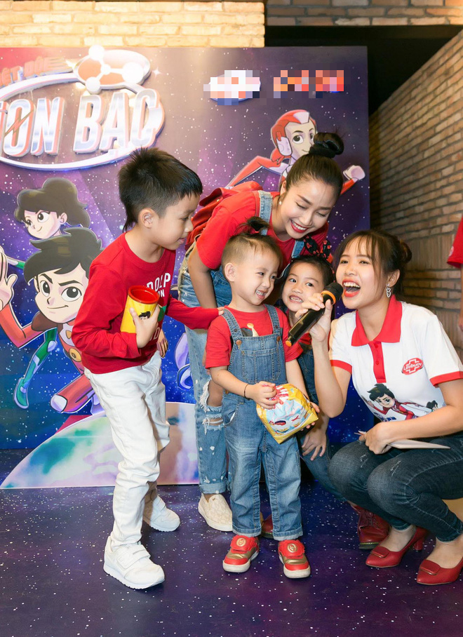 ba xa dang khoi gay chu y voi ve ngoai tre trung xinh dep