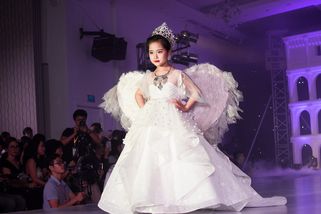 nam vuong thieu nhi gay an tuong khi catwalk cung thu cung