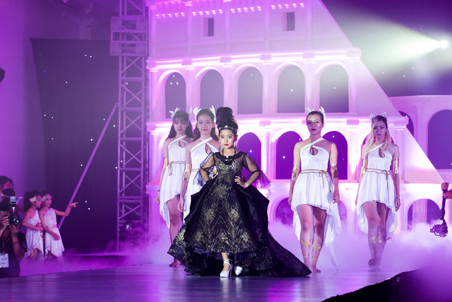 nam vuong thieu nhi gay an tuong khi catwalk cung thu cung