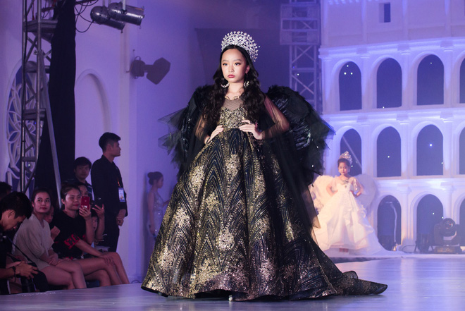 nam vuong thieu nhi gay an tuong khi catwalk cung thu cung
