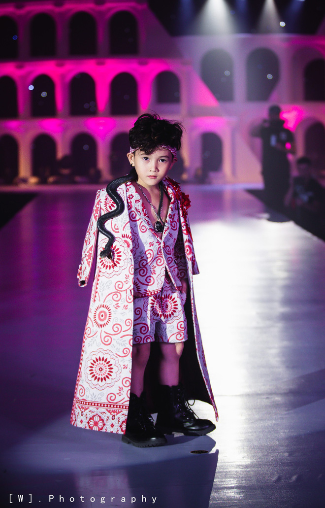 nam vuong thieu nhi gay an tuong khi catwalk cung thu cung