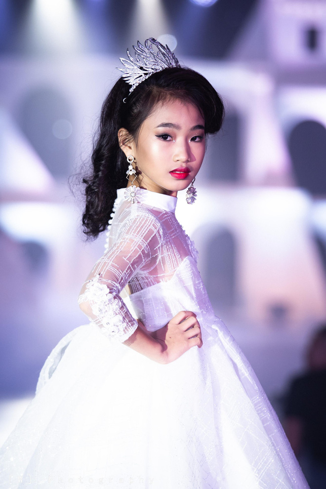 nam vuong thieu nhi gay an tuong khi catwalk cung thu cung