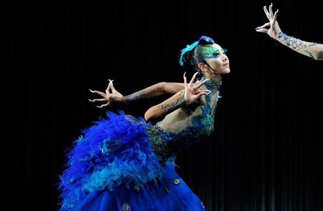 ac nu mai sieu phong phim anh hung xa dieu gay go ngoi xe lan khien nguoi ham mo xot xa