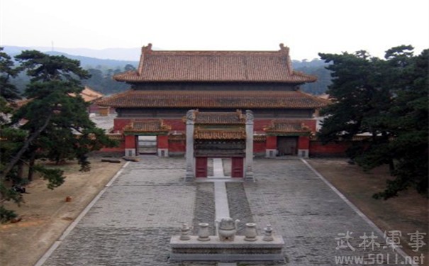 lang mo chua ai dam dong toi chon vui bi mat lon ve cai chet bat thuong cua vua ung chinh