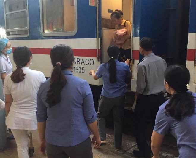 do de thanh cong tren tau thong nhat be gai 3kg chao doi trong vong tay to tau