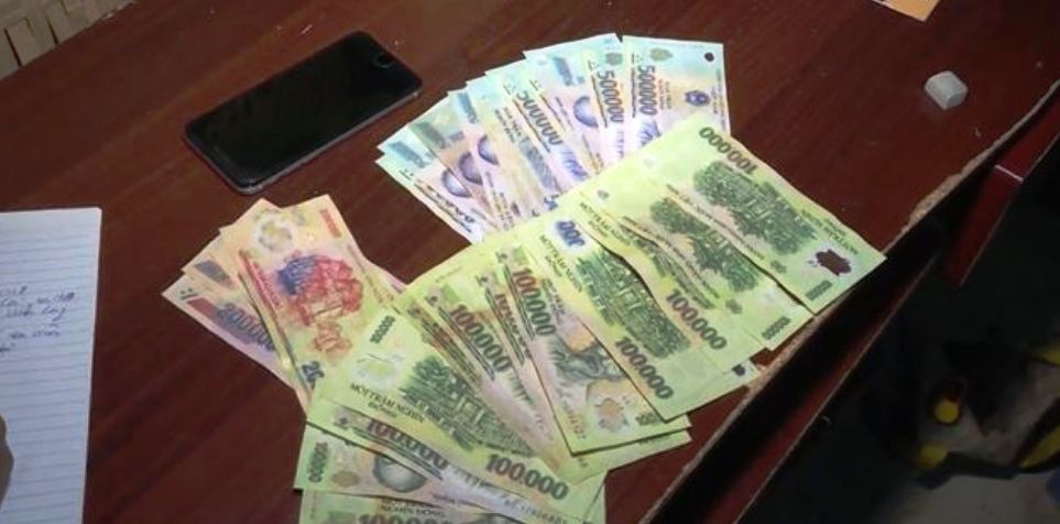 vinh long tam giu vi phu huynh tien tay cuom tai san cua co giao trong cop xe