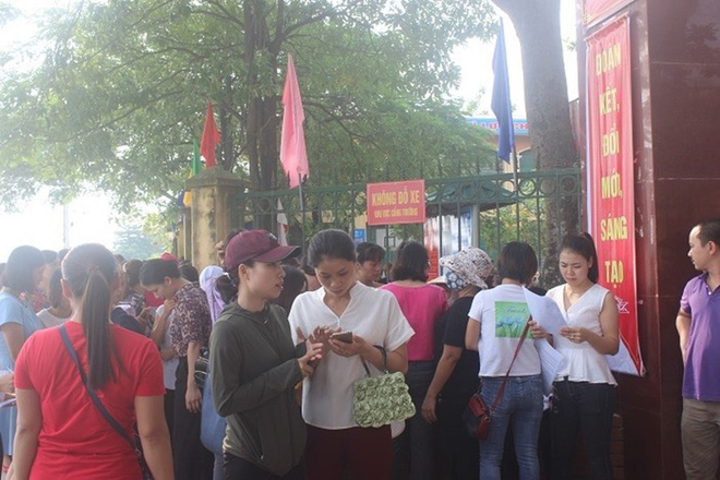 ha noi hieu truong bat ngo vang mat trong le khai giang cong chinh bi dong chat