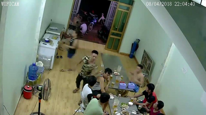 clip nghi thanh nien ban ben nhin deu nguoi dan ong giuong ghe gay go trong quan nhau