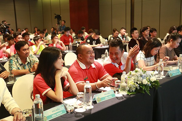 hoa minzy buon ba xuat hien sau lum xum bi fan bts nem da