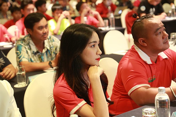 hoa minzy buon ba xuat hien sau lum xum bi fan bts nem da