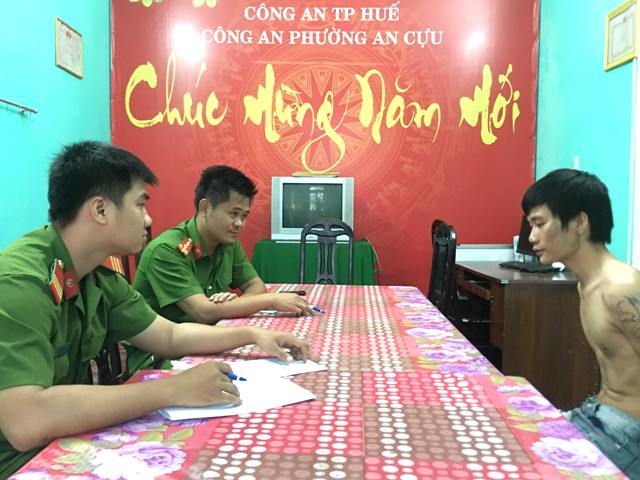 bat giu nam thanh nien ngao da quay pha o co do hue