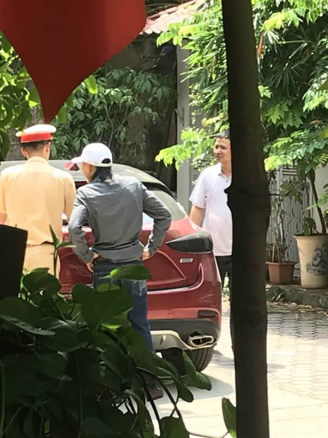 vu tai xe o to mazda ru ga danh vong nguoc chieu tren pho ha noi cong an den tan nha dua tai xe va phuong tien ve tru so