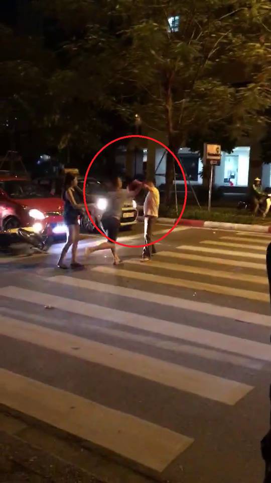 buc xe may chan truoc mui thanh nien di o to tung don voi bac lon tuoi ngay giua pho