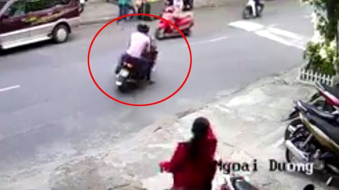 co gai di xe may bi 2 thanh nien day nga cuop xe tao ton o sai gon