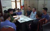 phu huynh hoc sinh bao hanh ban cung lop mat an mat ngu vi con lam loi