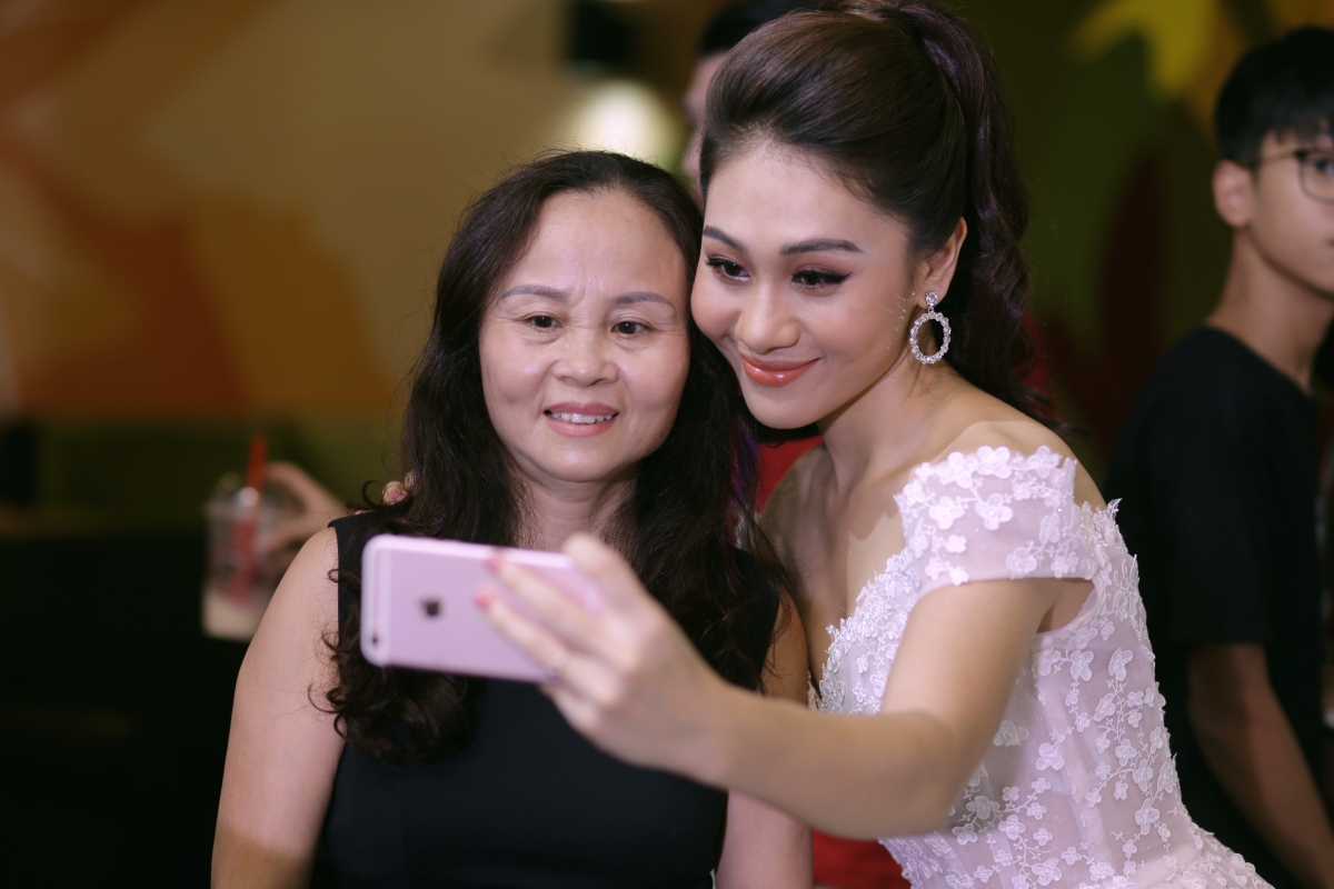 mc minh trang cua bua trua vui ve lam bien tap vien nghia la an toi luc 2h sang