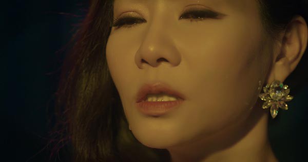 thu minh khoc khi hat ca khuc ballad moi