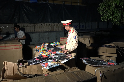 thanh hoa bat xe van chuyen 745 bo do choi bao luc khong co giay to hop le