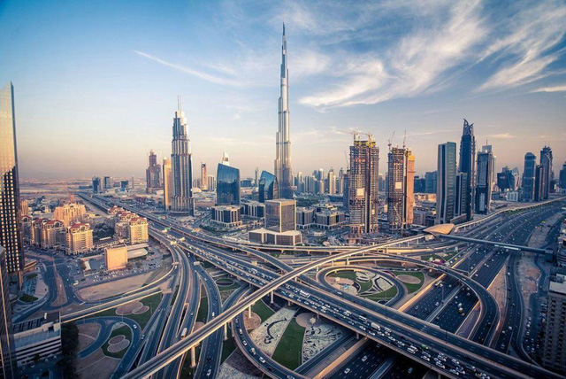 nha vua dich than vi hanh sa thai ngay lap tuc quan chuc di lam muon bi mat nho be bien dubai tu sa mac hoang vu thanh cuong quoc giau co dang kinh ngac