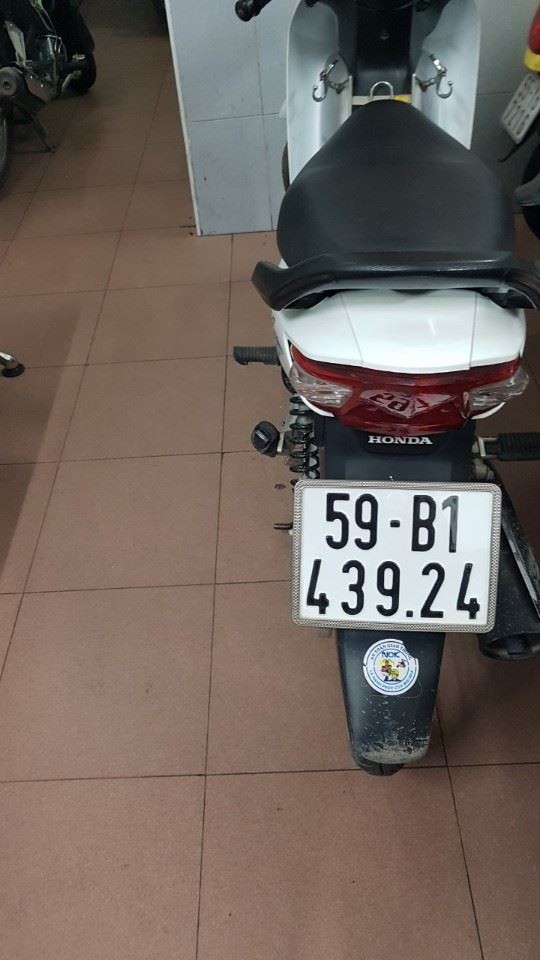 thanh nien 9x trom xe may cua nguoi dan ong ngu tai tram xe buyt o sai gon