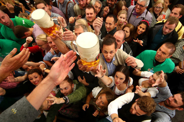soi dong le hoi bia duc oktoberfest viet nam 2018 dien ra tai tphcm va ha noi