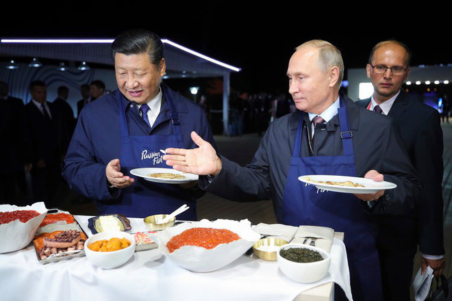 ong putin va ong tap tu lam banh blini trung ca muoi chuc mung nhau ben ly ruou vodka