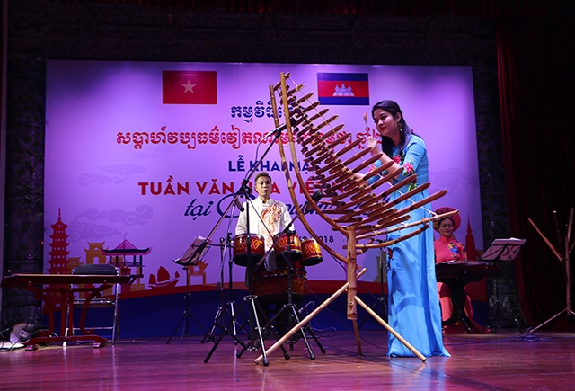 ban sac que huong dam net trong tuan van hoa viet nam 2018 tai campuchia