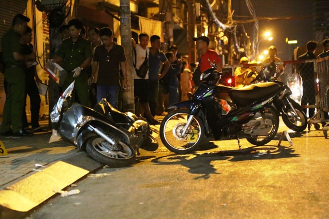 hai thanh nien mang hinh xam dung roi dien tan cong nguoi phu nu cuop xe sh o sai gon