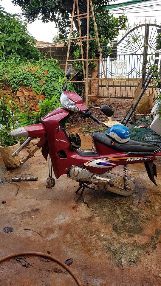 clip can canh thanh nien hi hui 15 phut de trom banh xe may