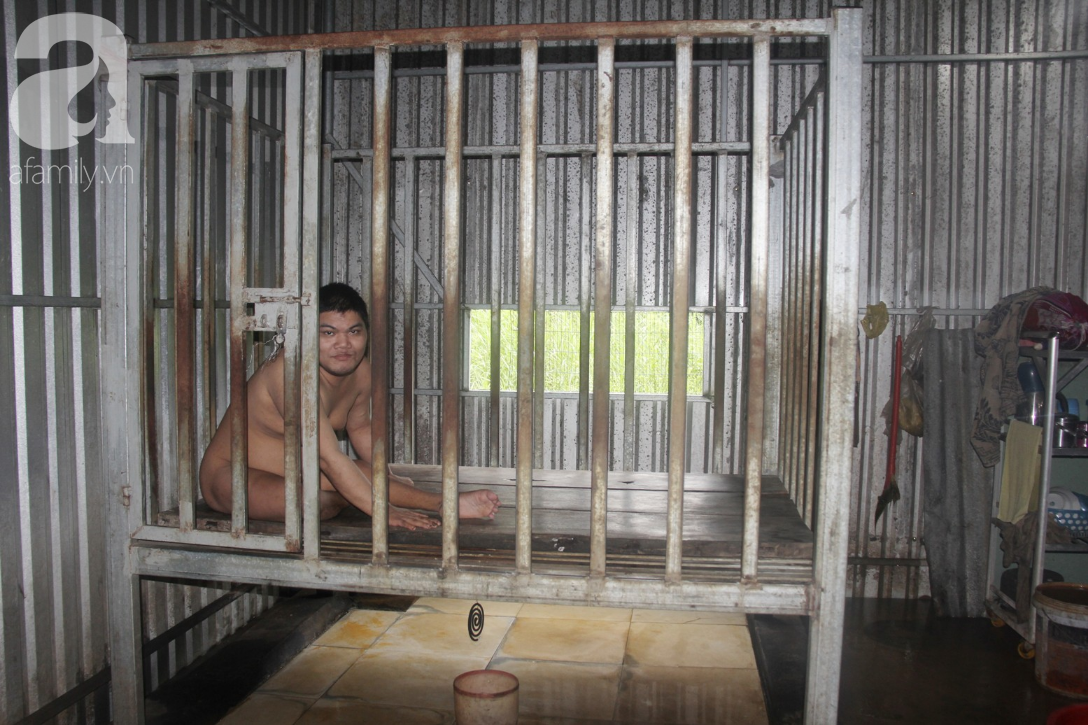 nuoc mat hanh phuc cua me gia 36 nam nuoi con trai kho lon tong ngong ma chi biet u o cuoi dua trong long sat