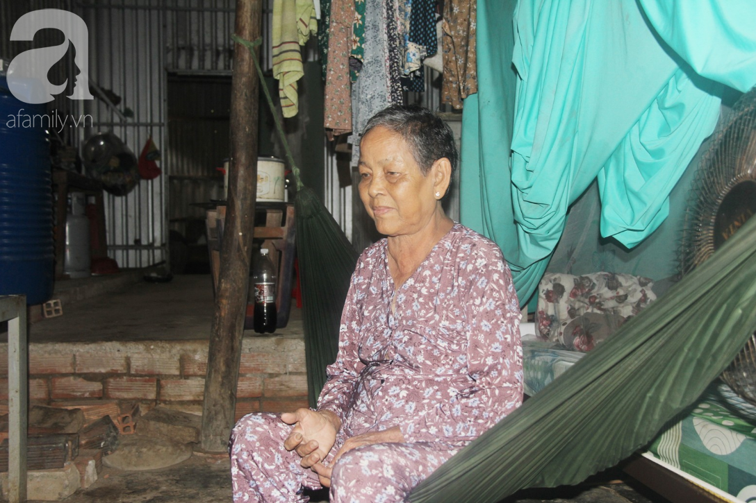 nuoc mat hanh phuc cua me gia 36 nam nuoi con trai kho lon tong ngong ma chi biet u o cuoi dua trong long sat