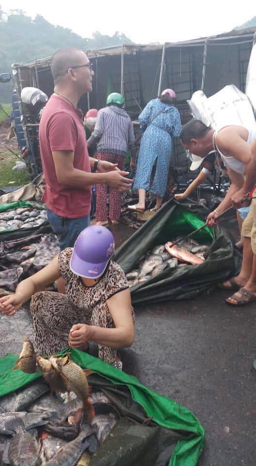 xe tai cho ca bi lat nhieu nguoi dan hoa binh giup do thu gom ca vuong vai tren duong roi mua ung ho tai xe