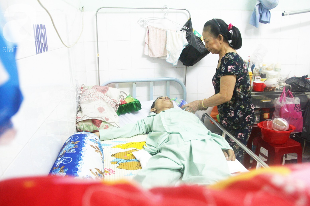 xin com tu thien suot 2 nam nguoi me nuoi con trai tat nguyen chi uoc co mot bua no roi chet cung con