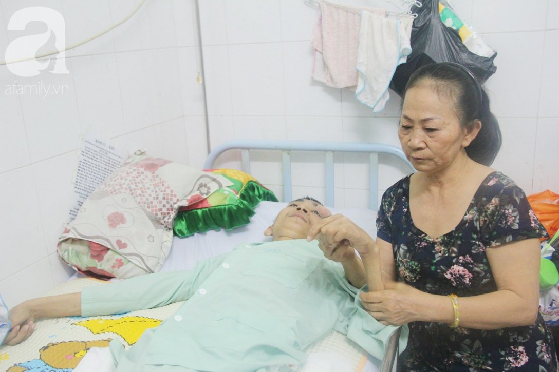xin com tu thien suot 2 nam nguoi me nuoi con trai tat nguyen chi uoc co mot bua no roi chet cung con