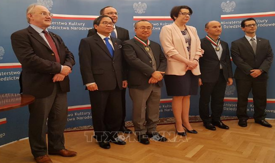 ba lan trao giai thuong quy nhat ve van hoa cho nsnd dang thai son