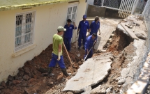 cong chao chuc mung nam moi do sap de 2 nguoi bi thuong