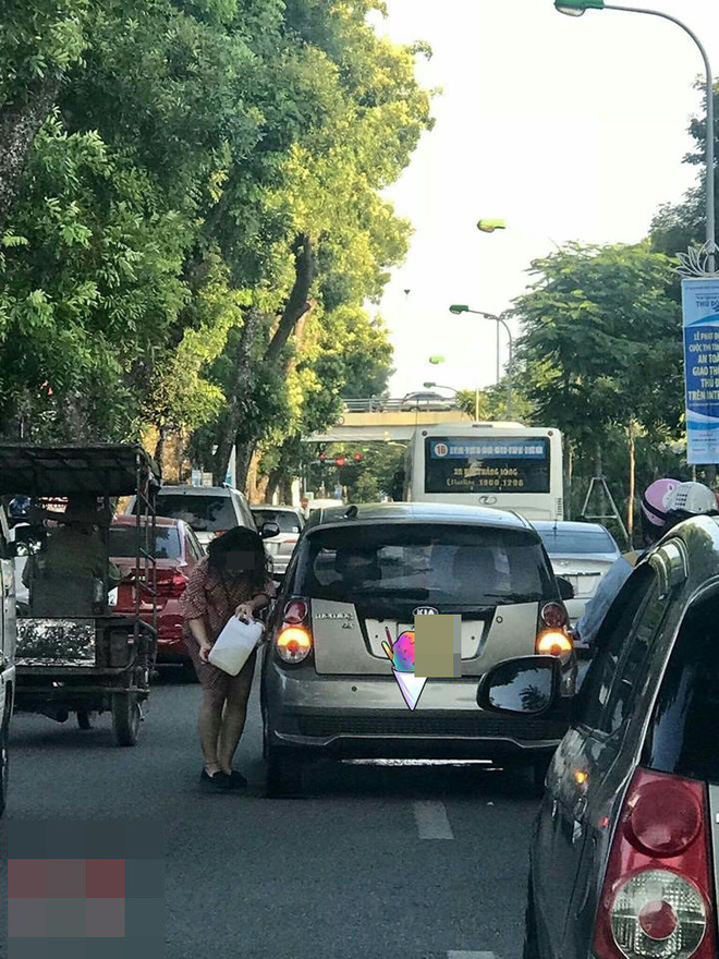 tranh thu duong dong nguoi phu nu cam can xang do cho o to ngay giua pho ha noi