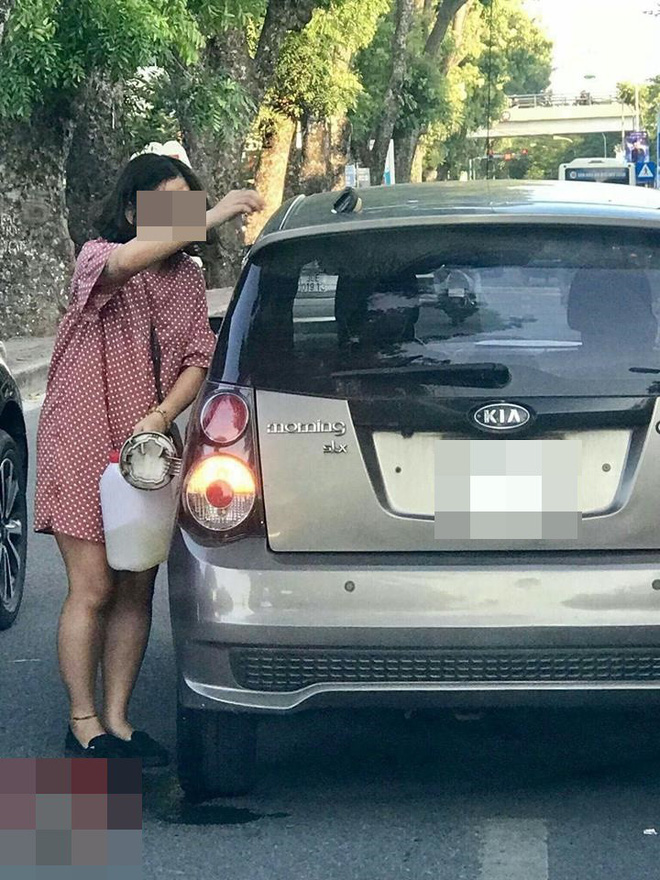 tranh thu duong dong nguoi phu nu cam can xang do cho o to ngay giua pho ha noi