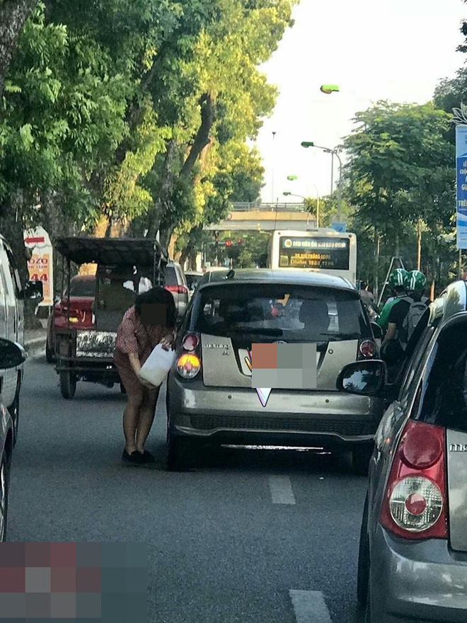 tranh thu duong dong nguoi phu nu cam can xang do cho o to ngay giua pho ha noi