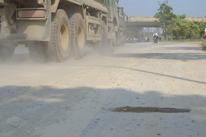 dai lo thang long hien dai nhat viet nam ngap ngua trong khoi bui nguoi tham gia giao thong truot nga