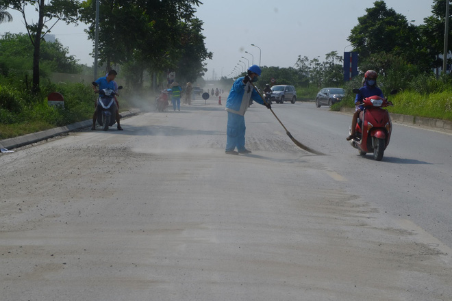 dai lo thang long hien dai nhat viet nam ngap ngua trong khoi bui nguoi tham gia giao thong truot nga