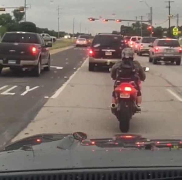 chan ngan nhung dam me xe phan khoi lon thanh nien tao nen hinh anh hai huoc tren pho